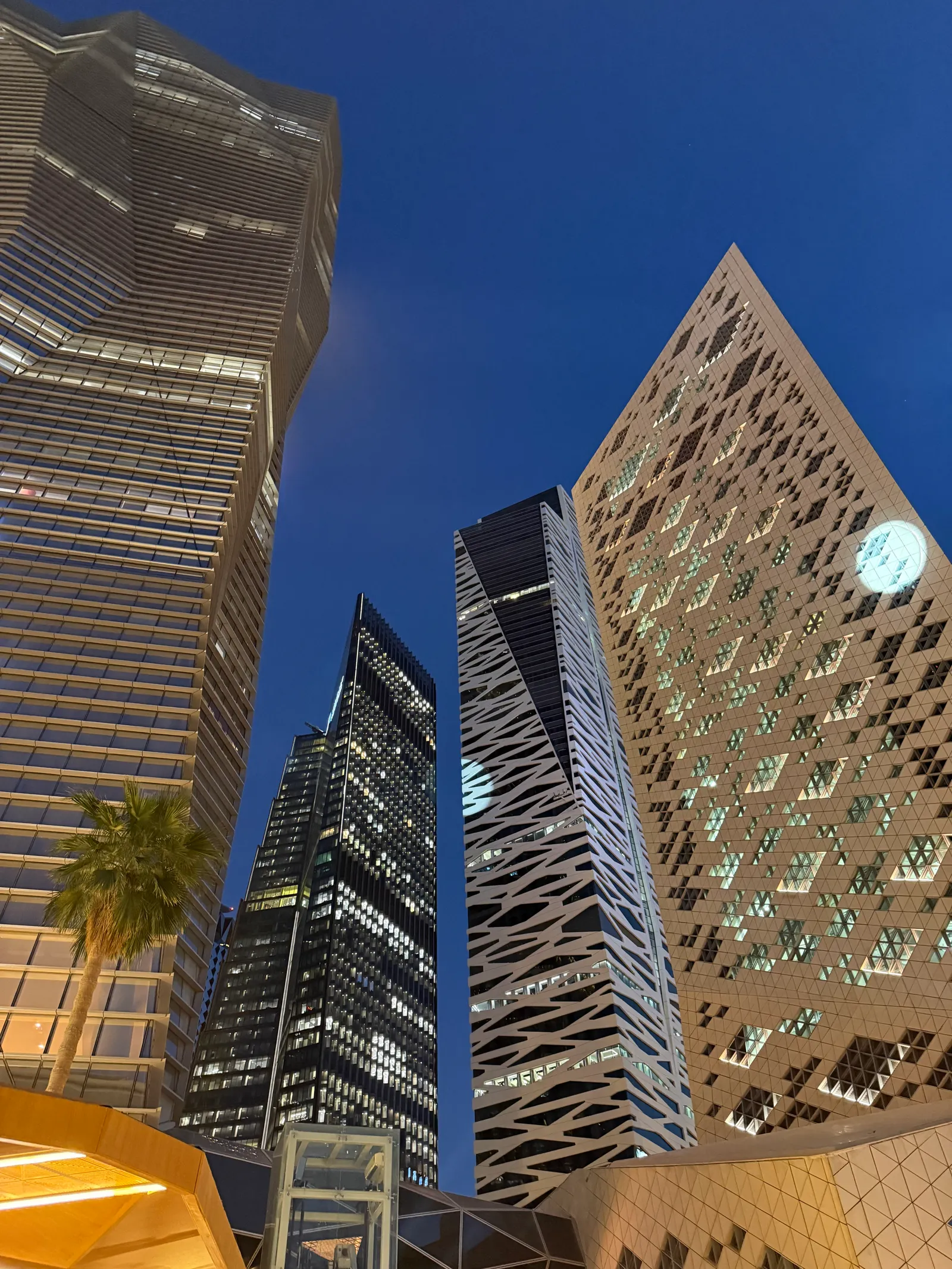 عمارة الحي المالي في الرياض مساءً